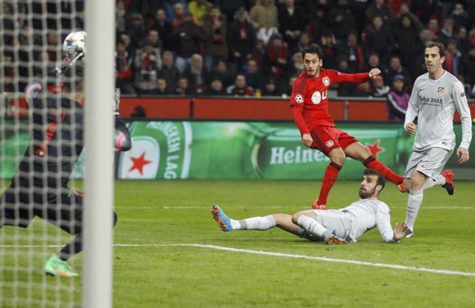 In campo per  solo il Leverkusen a brillare: Calhanoglu scarica col destro alle spalle di Moya. Reuters